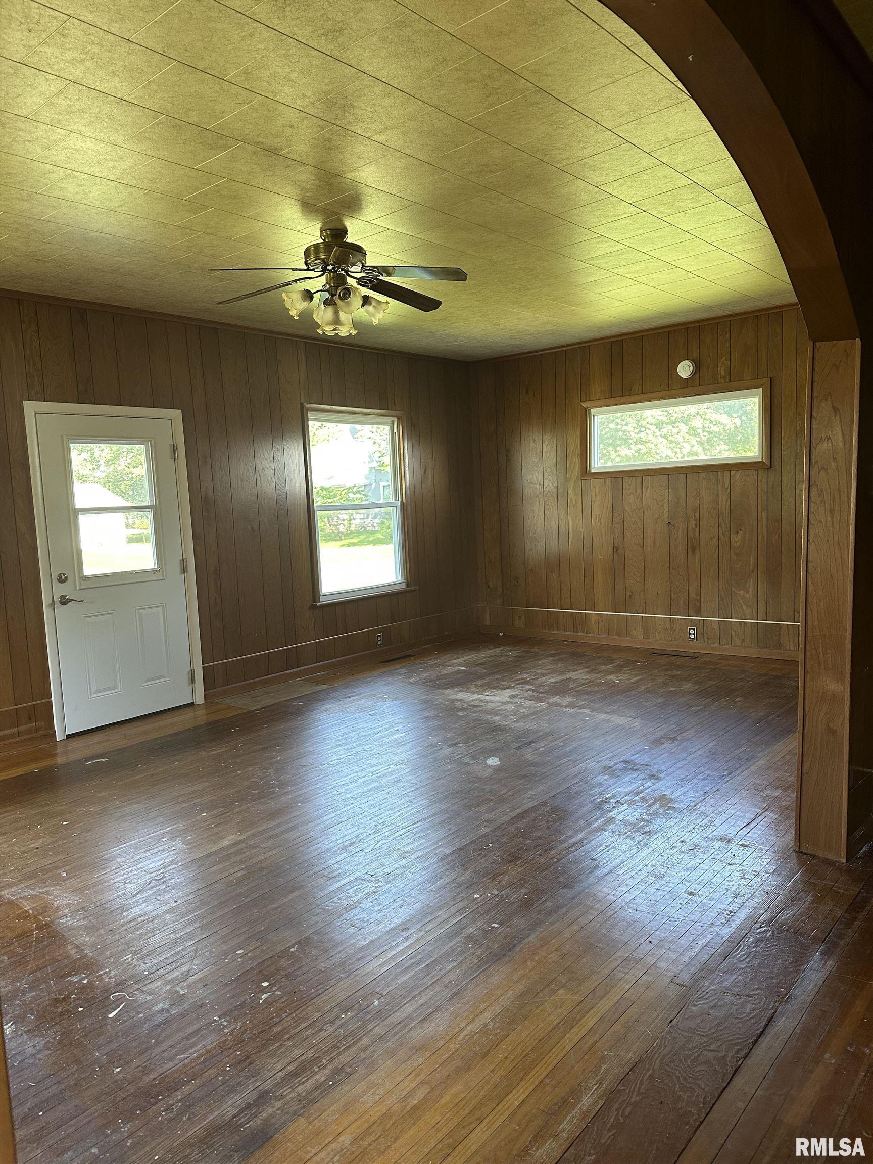 404 Congress Street Golden, IL 62339 - Photo 4 of 9 Gallery Image 4