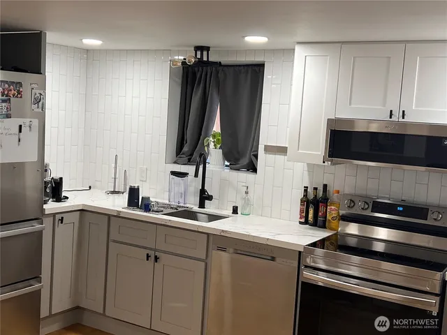 $1,950 | 4035 37th Avenue South, Seattle, WA 98118