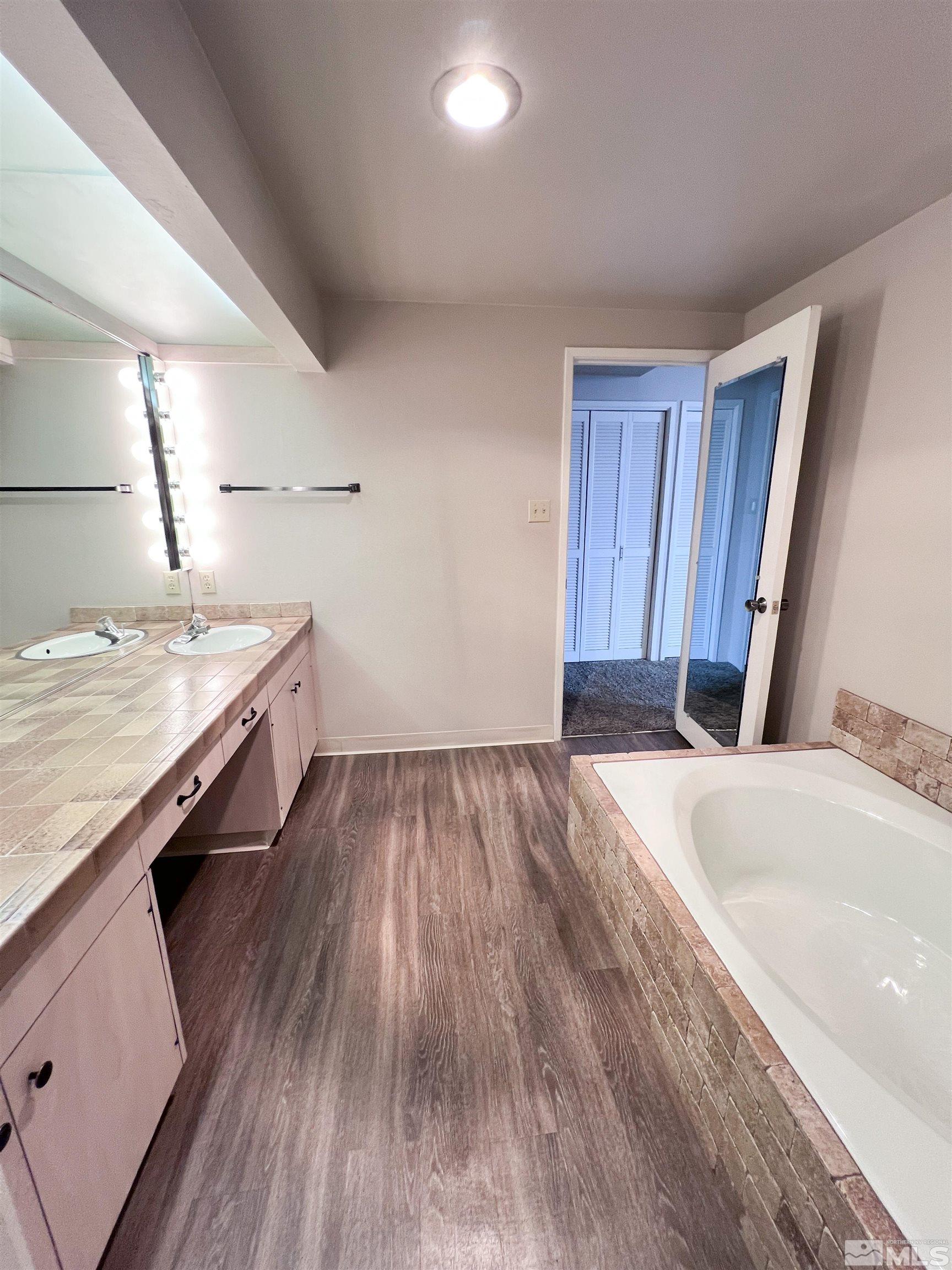 1200 Riverside Drive, Unit 1239 Reno, NV 89503 - Photo 29 of 35 a bathroom with a sink and a bathtub