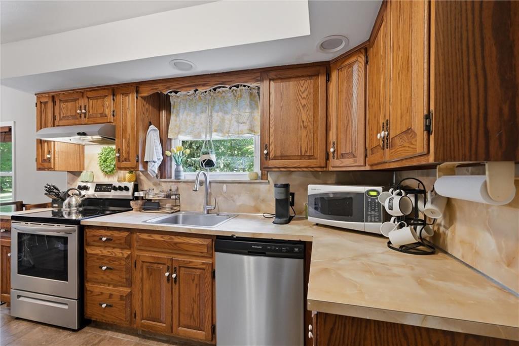 915 North Keel Ridge Road Hermitage, PA 16148 - Photo 7 of 35