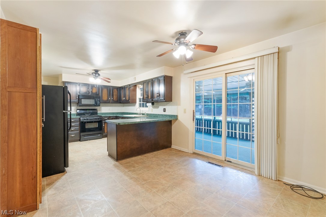 6178 Warren - Sharon Road Brookfield, OH 44403 - Photo 5 of 43 Side A - Kitchen with Eat in Area
