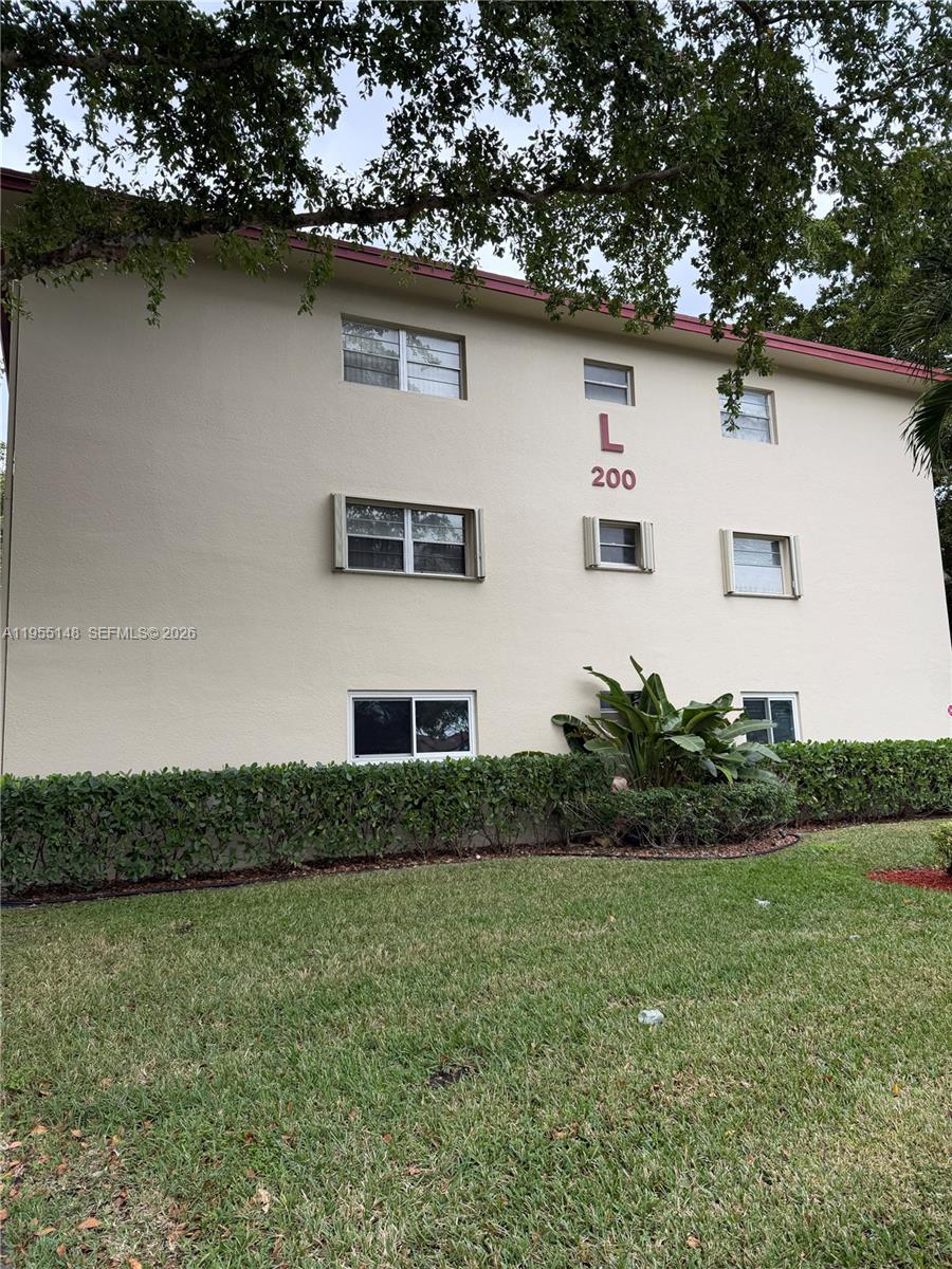200 Southwest 132nd Way, Unit 109L Pembroke Pines, FL 33027 - Photo 12 of 18 a house that has a lot of plants in it