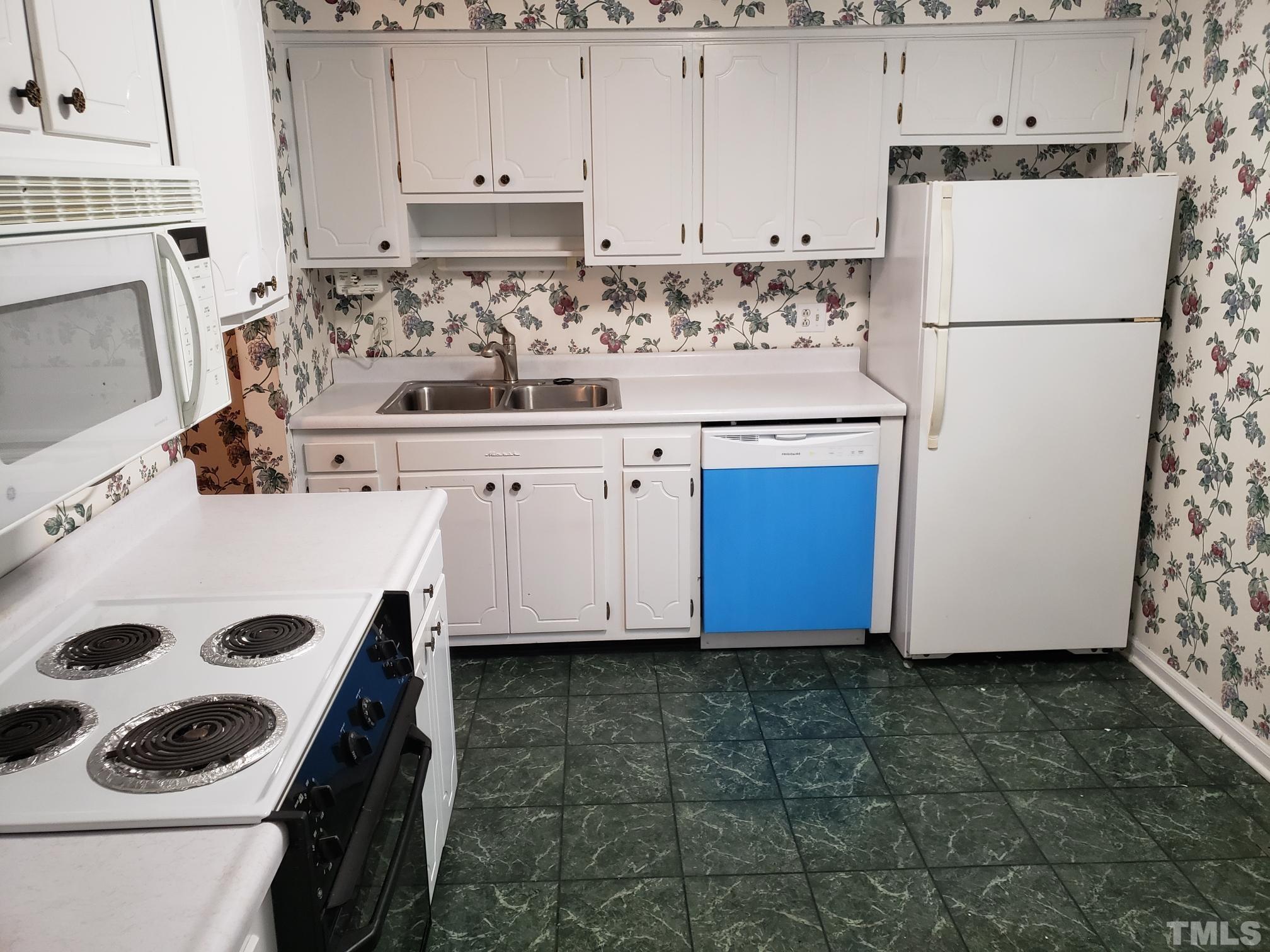 212 Longview Drive Smithfield, NC 27577 - Photo 8 of 21 a kitchen with cabinets and appliances