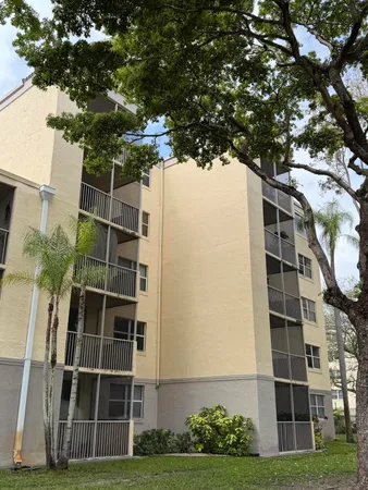 $1,925 | 8343 Lake Drive, Unit 207, Doral, FL 33166