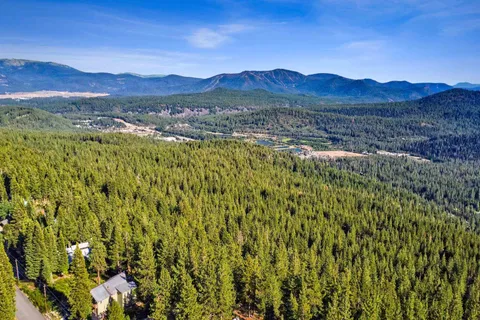 a view of a yard with a mountain