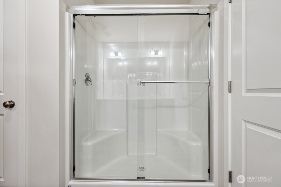 131 Willowbrook Drive Chehalis, WA 98532 - Photo 19 of 29 a bathroom with a glass shower door