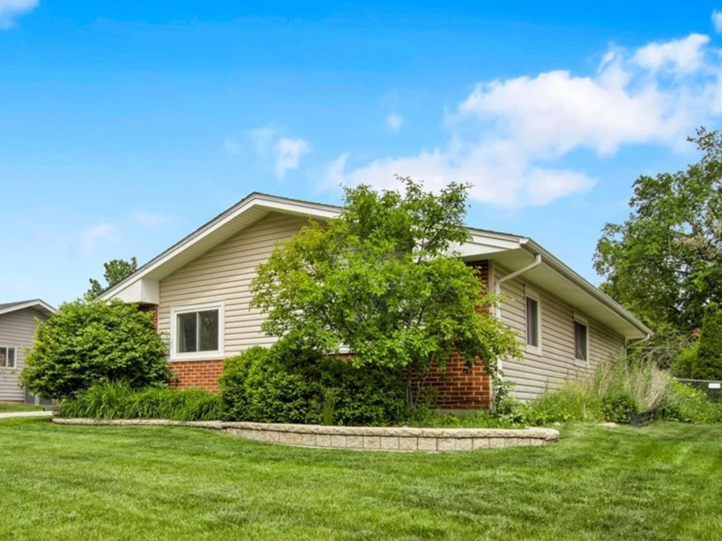 1755 Monticello Road Hoffman Estates, IL 60169 - Photo 2 of 34