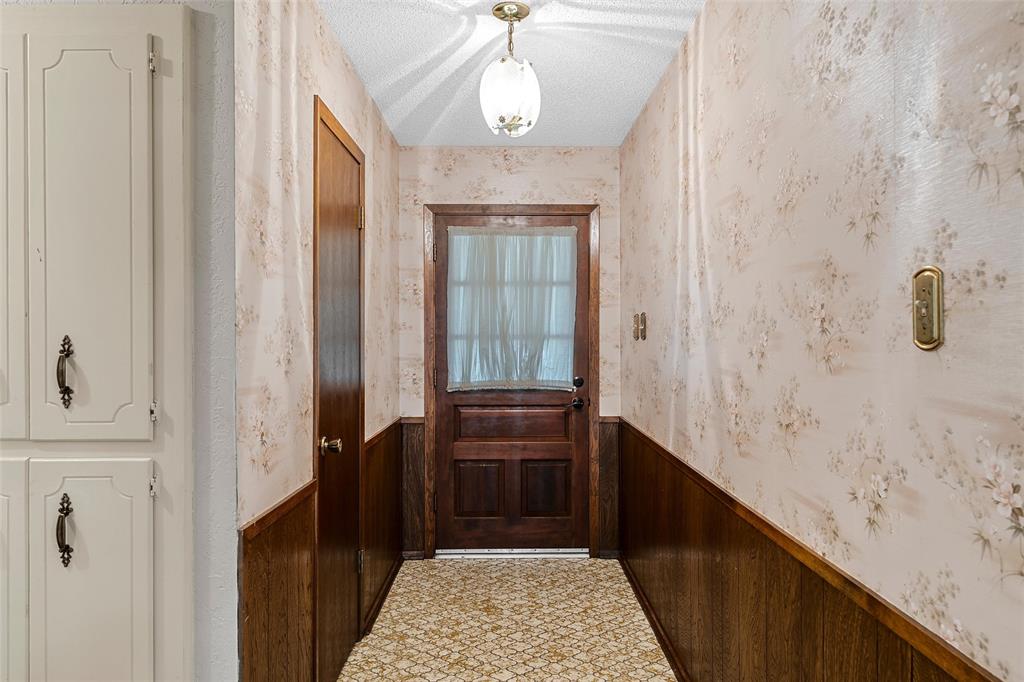 219 Opal Street Hewitt, TX 76643 - Photo 3 of 28 a hallway with windows