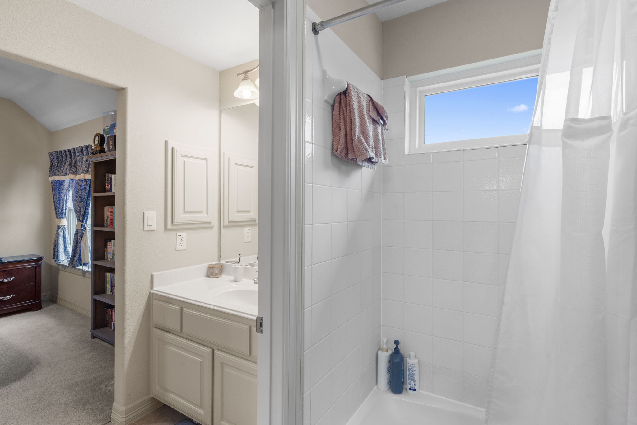 239 Whitney Run Buda, TX 78610 - Photo 26 of 40 Jack/Jill Bathroom