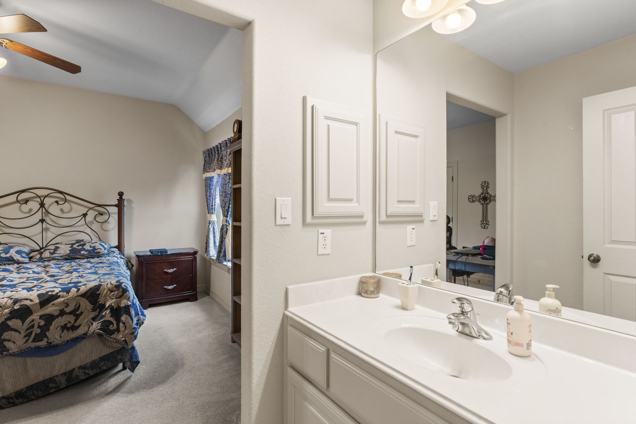 239 Whitney Run Buda, TX 78610 - Photo 27 of 40 Jack/Jill Bathroom