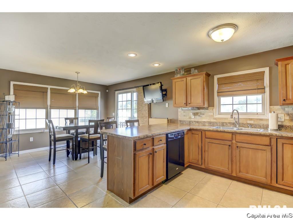 2816 Tanner Road Springfield, IL 62702 - Photo 9 of 36