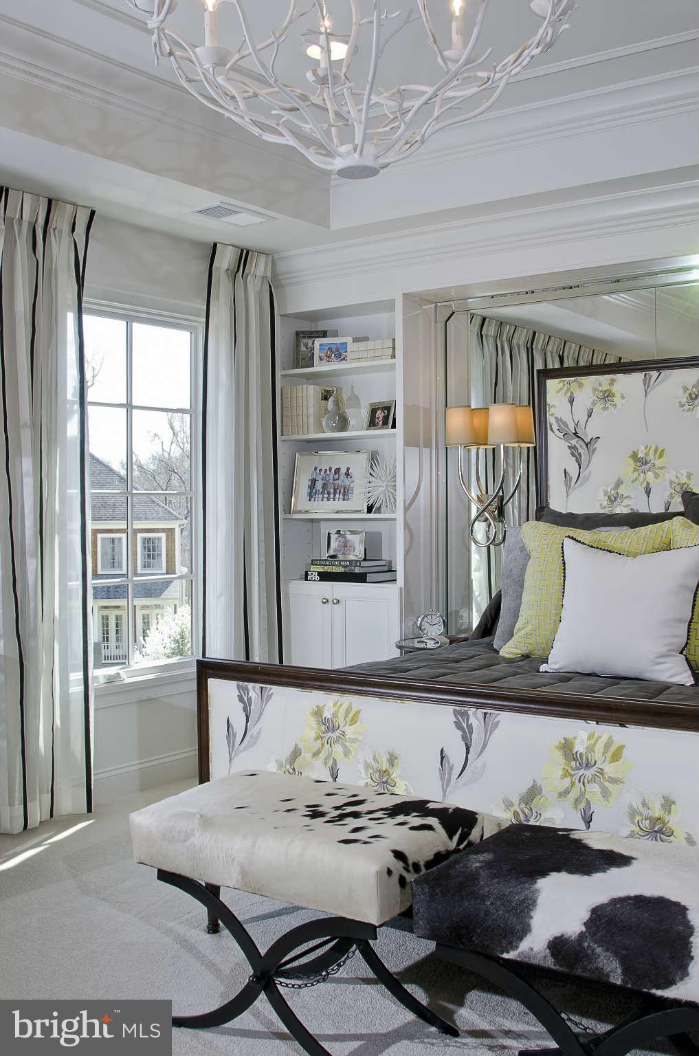 1407 Ridgeview Way Washington, DC 20007 - Photo 16 of 30 a living room with furniture