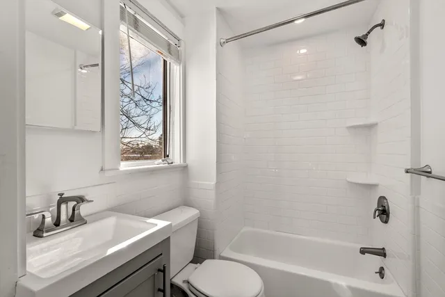 $4,100 | 36 Sewall Street, Unit 2, Marblehead, MA 01945