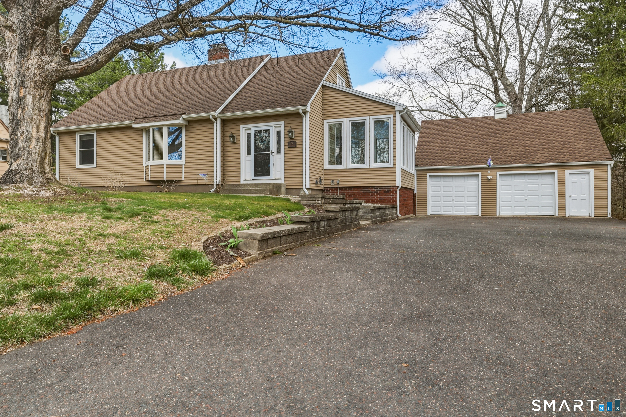 21 Weymouth Road Enfield, CT 06082 - Photo 3 of 42