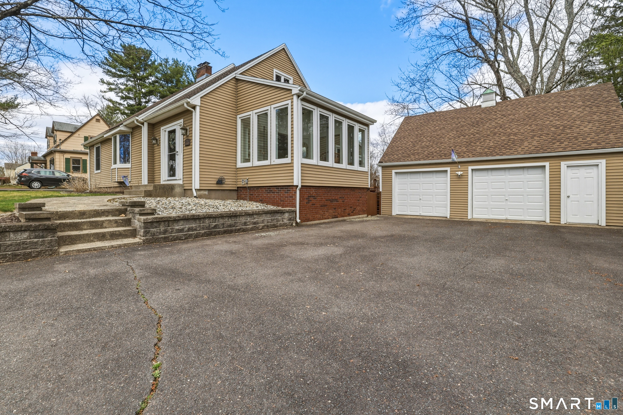 21 Weymouth Road Enfield, CT 06082 - Photo 4 of 42