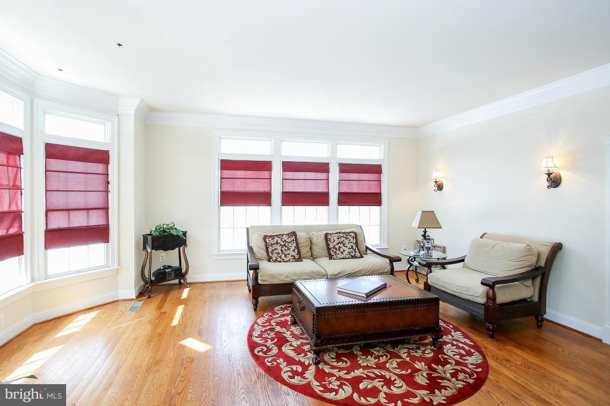 9602 Atwood Road Vienna, VA 22182 - Photo 5 of 30 Living Room