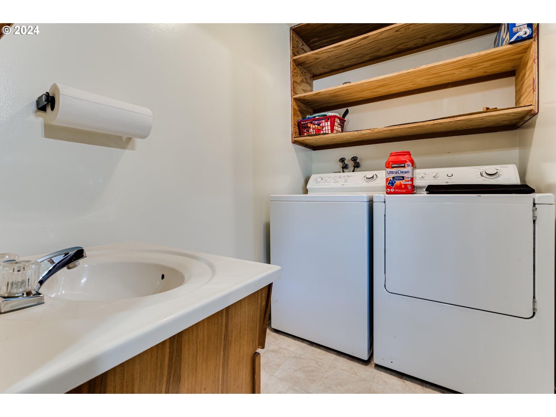 1048 Laurel Avenue Springfield, OR 97478 - Photo 16 of 37 a utility room with dryer and washer
