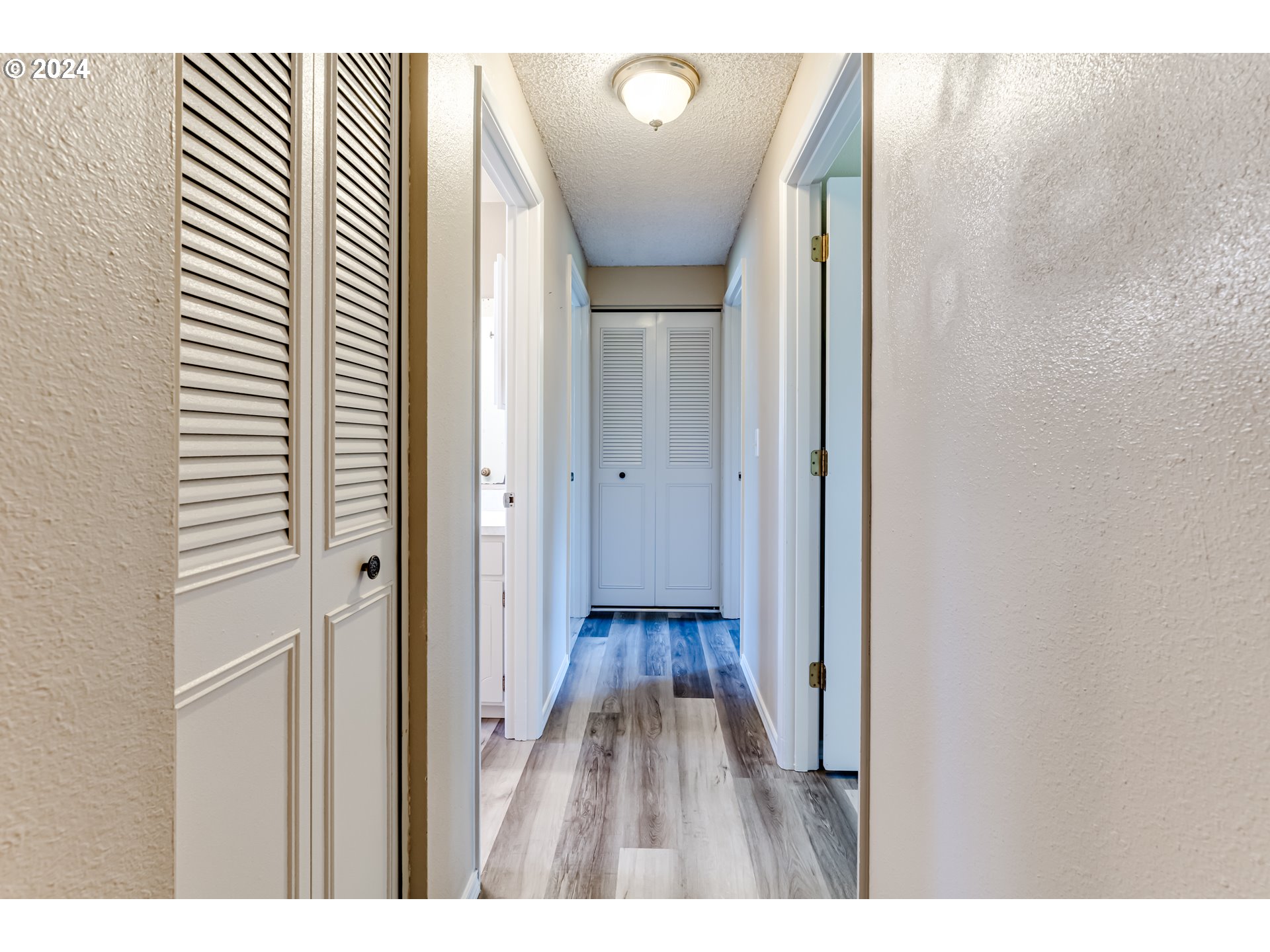 1048 Laurel Avenue Springfield, OR 97478 - Photo 20 of 37 a view of hallway with wooden floor