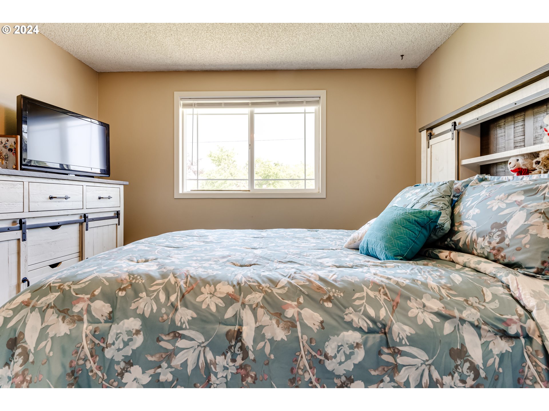 1048 Laurel Avenue Springfield, OR 97478 - Photo 30 of 37 a bedroom with a bed and a flat screen tv