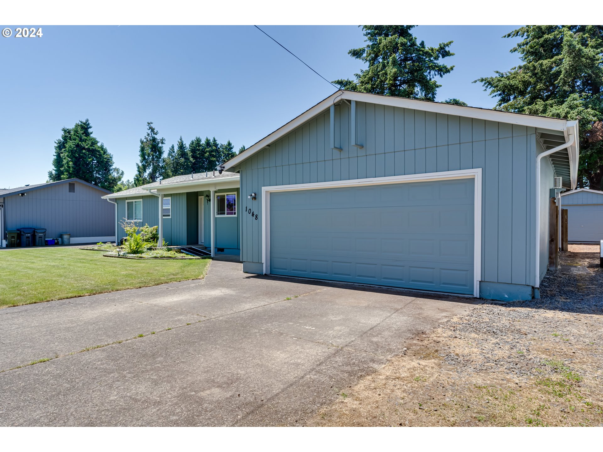 1048 Laurel Avenue Springfield, OR 97478 - Photo 3 of 37 a front view of a house with a yard and garage