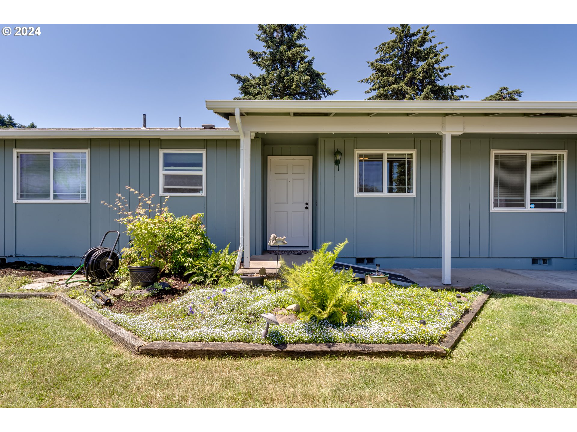 1048 Laurel Avenue Springfield, OR 97478 - Photo 4 of 37 a view of a house with yard