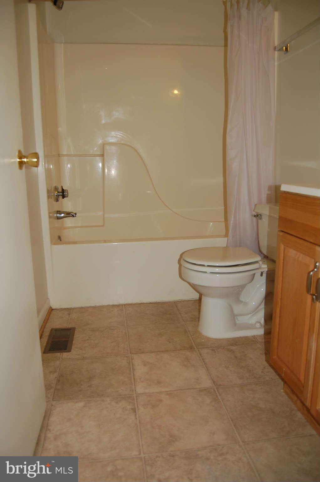 20242 Harbor Tree Road Gaithersburg, MD 20886 - Photo 19 of 26 Bath