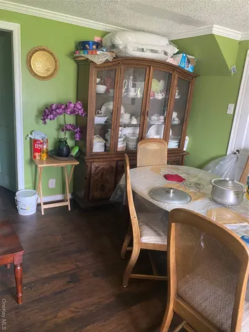 a view of livingroom and furniture