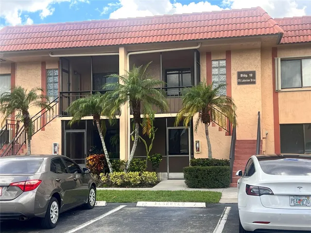 $349,000 | 170 Lakeview Drive, Unit 103, Weston, FL 33326