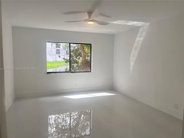$349,000 | 170 Lakeview Drive, Unit 103, Weston, FL 33326