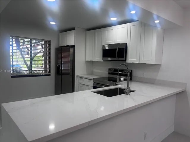$349,000 | 170 Lakeview Drive, Unit 103, Weston, FL 33326