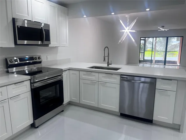 $349,000 | 170 Lakeview Drive, Unit 103, Weston, FL 33326