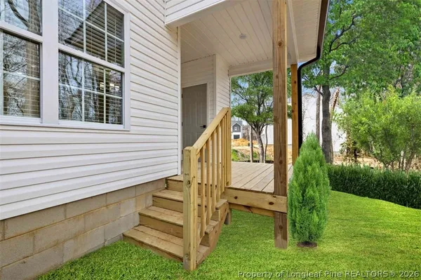 a view of a house with backyard