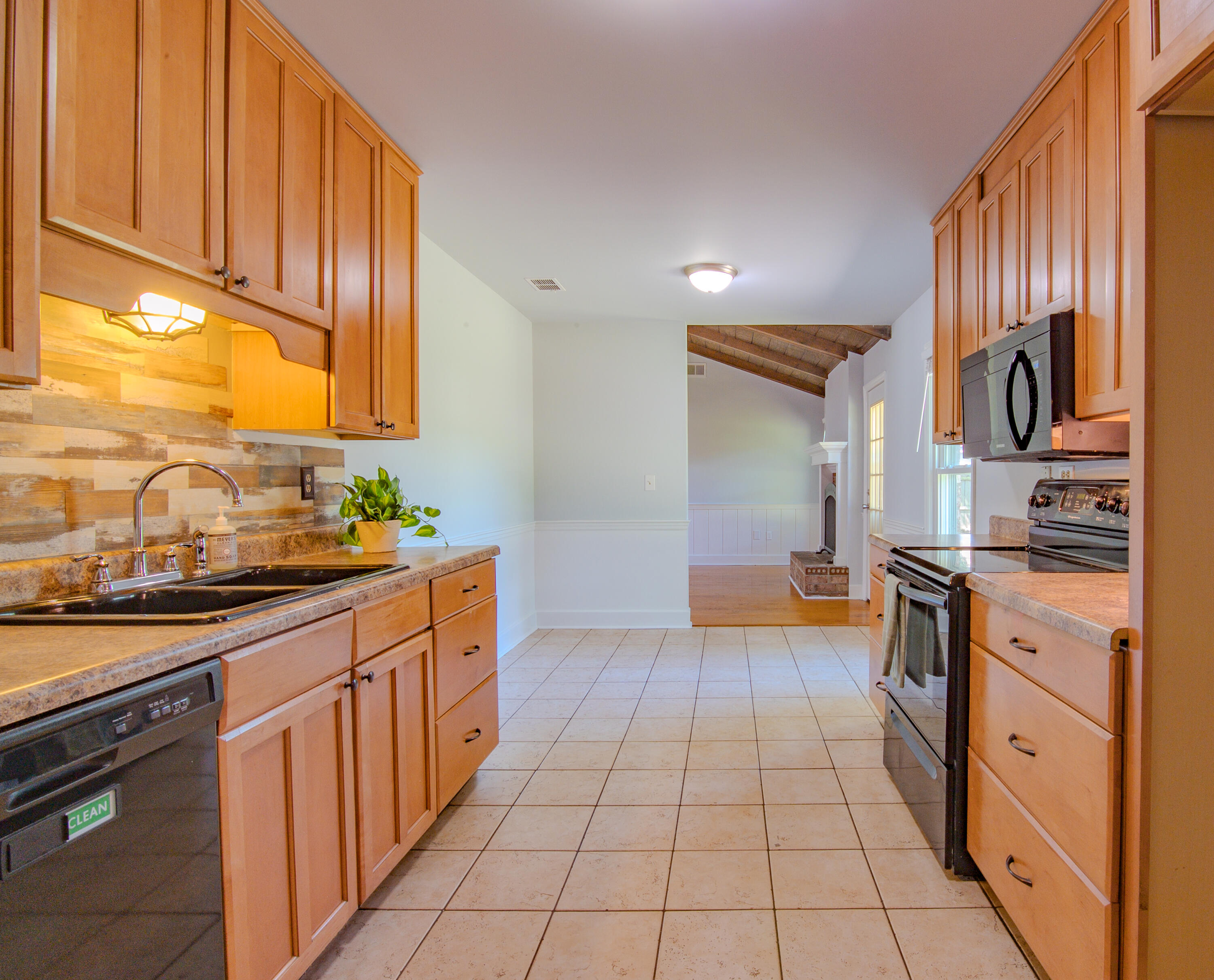 106 James Road Summerville, SC 29486 - Photo 4 of 14 Virtually Staged Kitchen