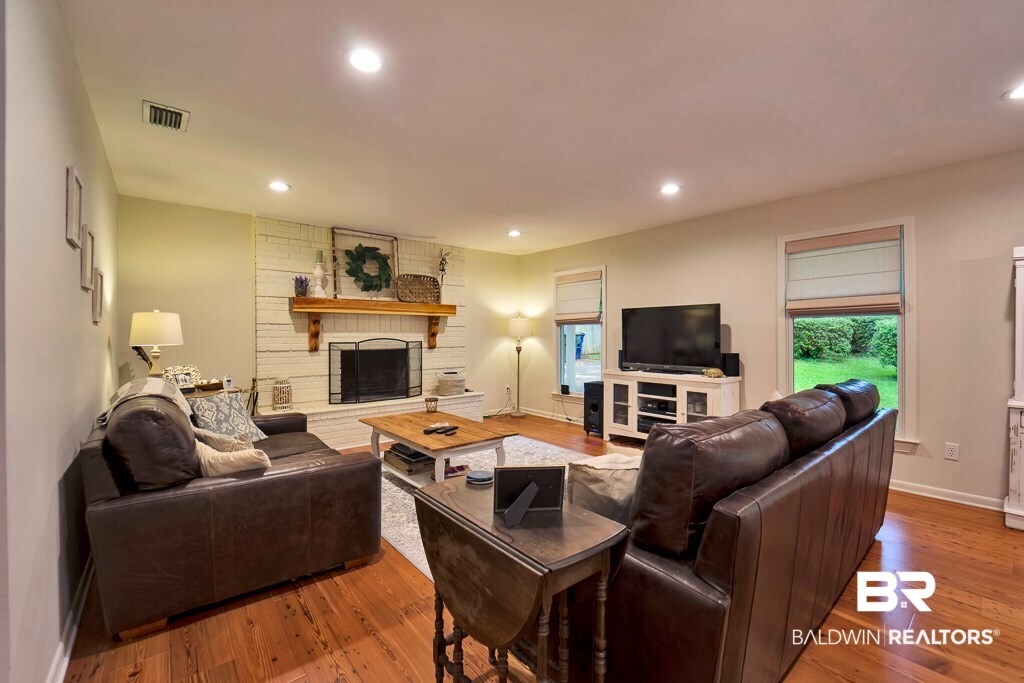 813 Holt Street Daphne, AL 36526 - Photo 4 of 25