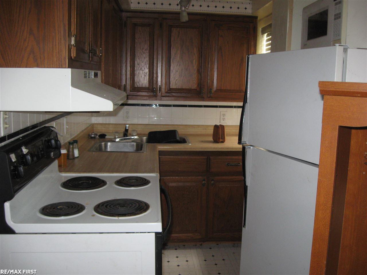 18881 Common Road Roseville, MI 48066 - Photo 10 of 24 31391679-9.JPG