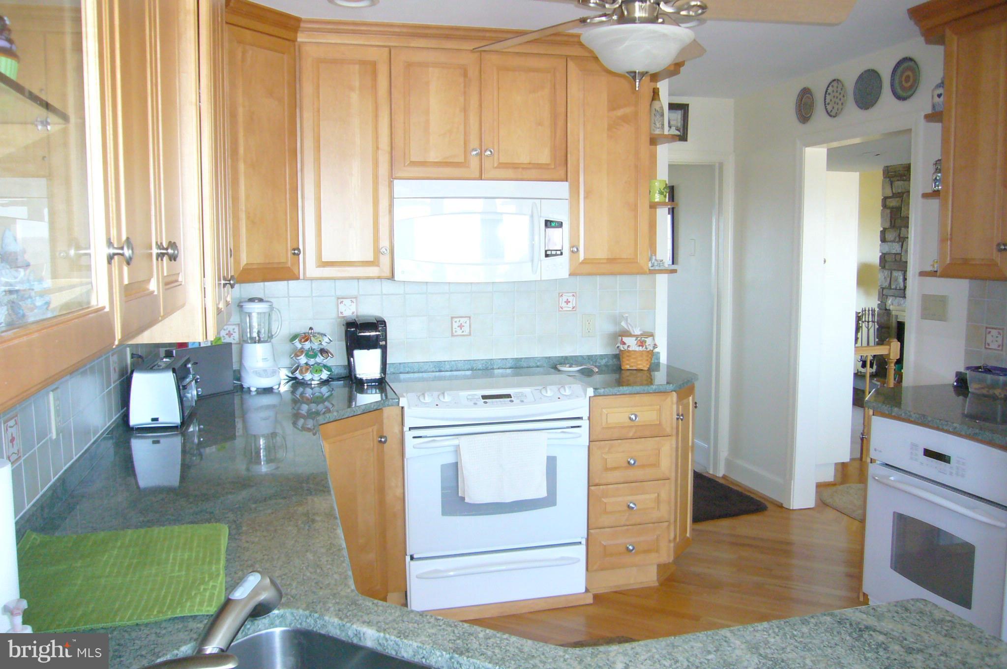 24001 Old Hundred Road Dickerson, MD 20842 - Photo 9 of 30 Recent appliances, and custom cabinets