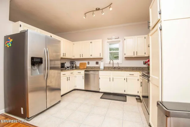 $2,400 | 1728 Stone Hedge Drive, Knoxville, TN 37909