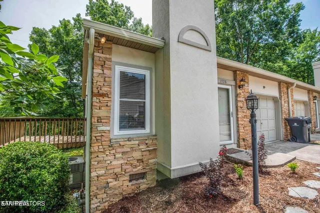 $2,400 | 1728 Stone Hedge Drive, Knoxville, TN 37909
