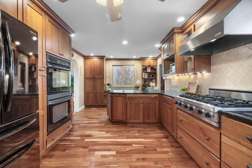 43 Wakefield Street Reading, MA 01867 - Photo 21 of 37