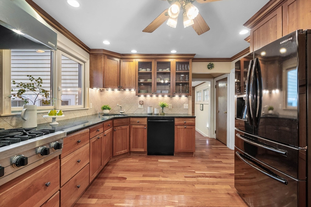 43 Wakefield Street Reading, MA 01867 - Photo 4 of 37