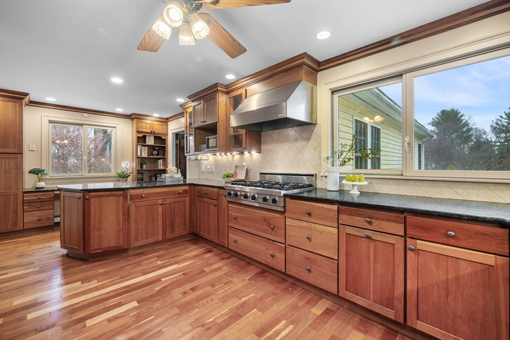 43 Wakefield Street Reading, MA 01867 - Photo 5 of 37