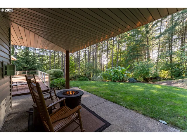 a view of a house with backyard and porch