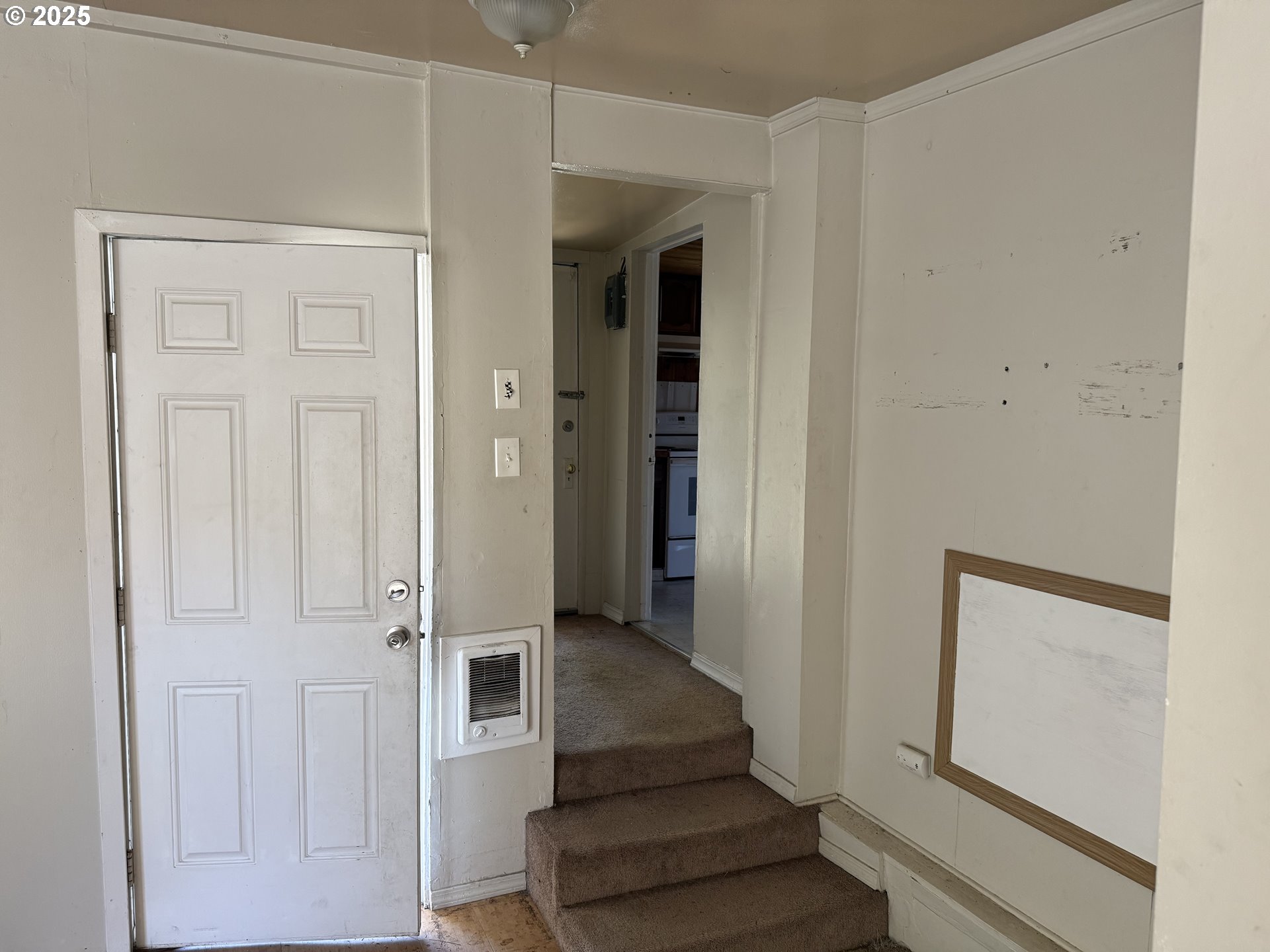 802 25th Avenue Seaside, OR 97138 - Photo 14 of 22 a view of a hallway with wooden floor and entryway