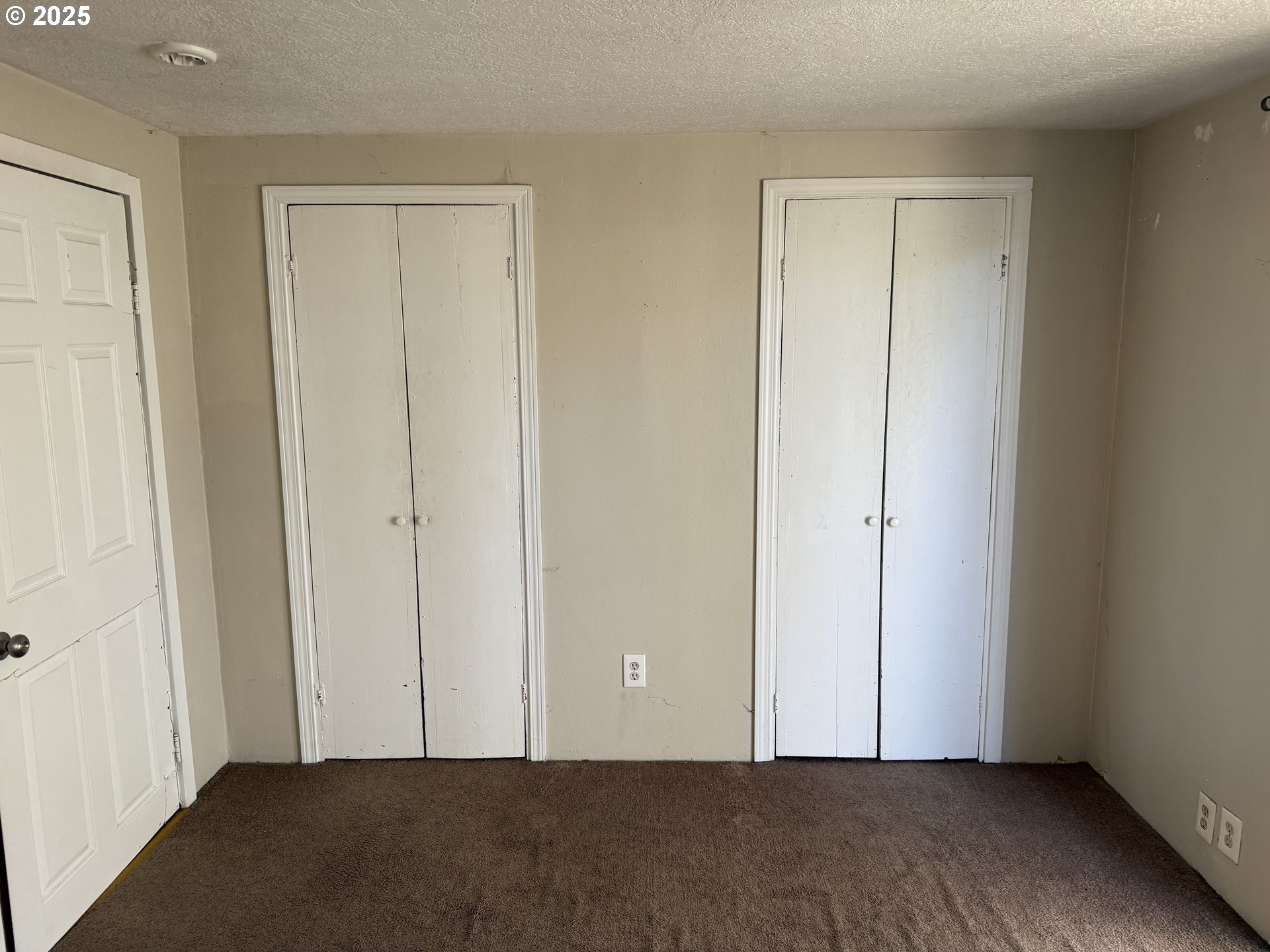 802 25th Avenue Seaside, OR 97138 - Photo 16 of 22 a view of room with hardwood floor