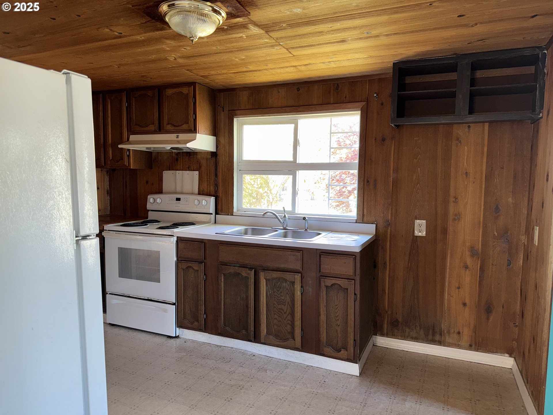802 25th Avenue Seaside, OR 97138 - Photo 9 of 22 a kitchen with a stove and a refrigerator