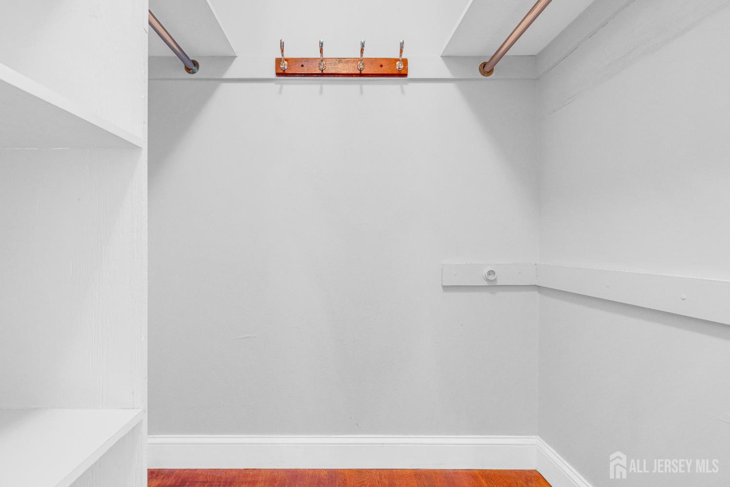 6 Marc Court Edison, NJ 08820 - Photo 20 of 42 a close up of a shower