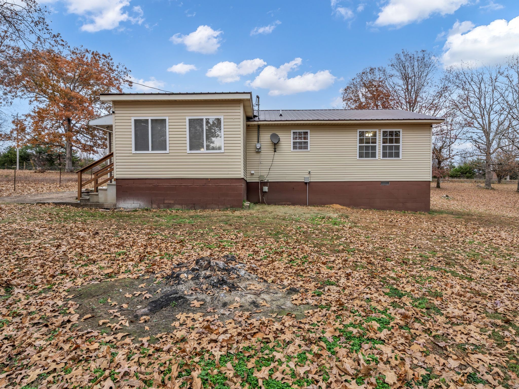 4055 Erin Road McEwen, TN 37101 - Photo 23 of 25 front view of a house with a yard