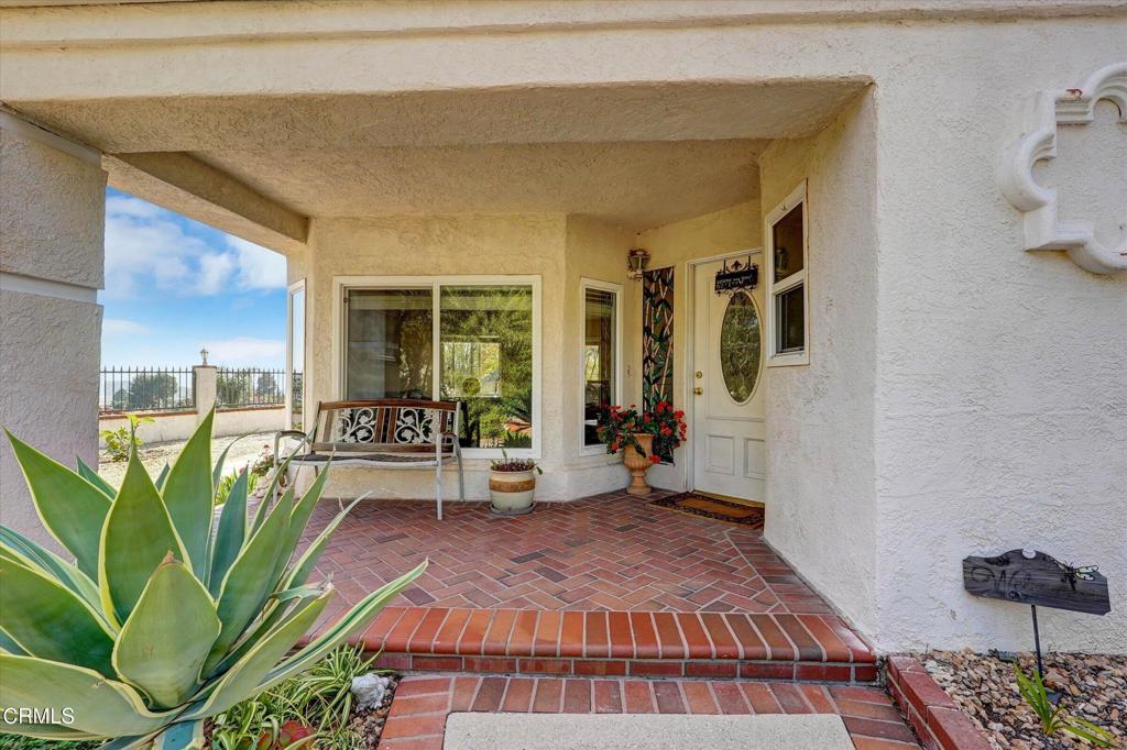 12477 Rajah Street Los Angeles, CA 91342 - Photo 3 of 34 a living room with furniture