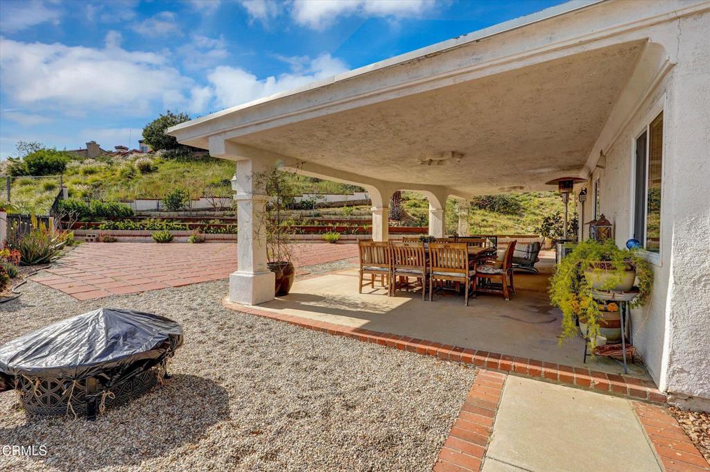12477 Rajah Street Los Angeles, CA 91342 - Photo 4 of 34 a living room filled with furniture