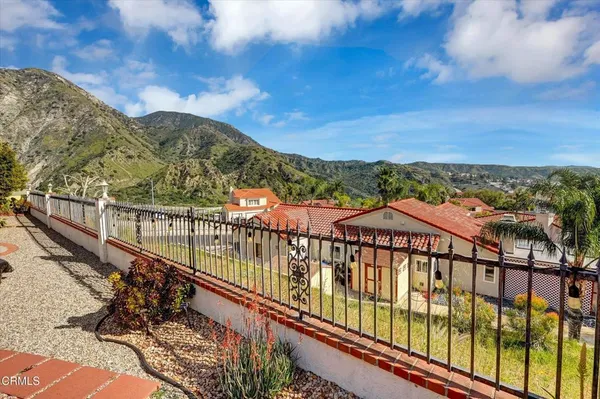 a view of a backyard